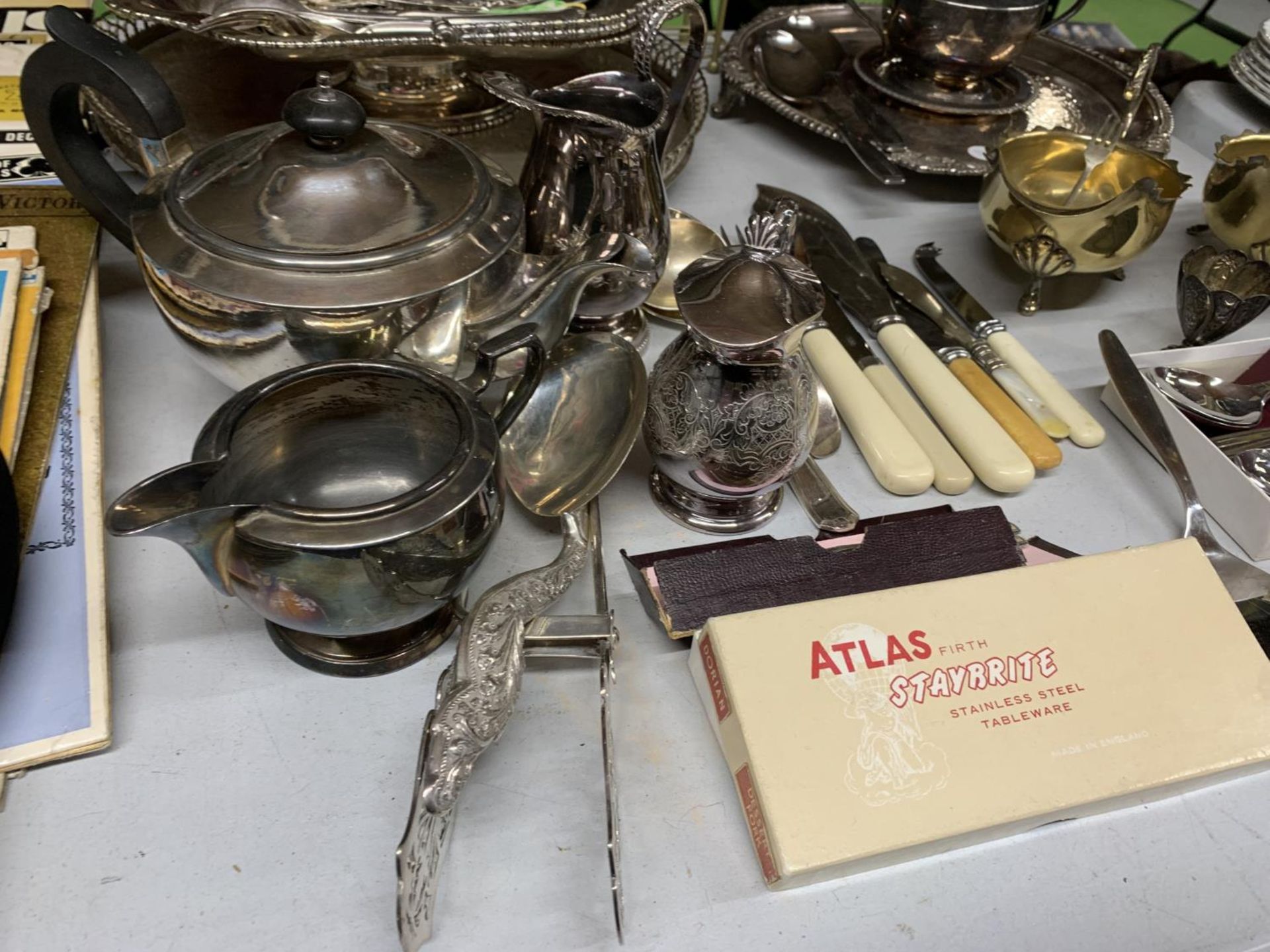 A QUANTITY OF SILVER PLATED ITEMS TO INCLUDE TRAYS, JUGS, BOXED FLATWARE, TONGS, ETC - Image 6 of 6