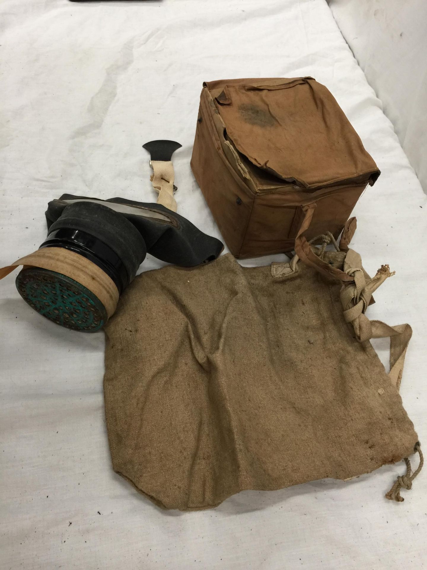 A BRITISH 1941 GAS MASK IN ORIGINAL BOX OF ISSUE IN CANVAS CASE, CANVAS BAG WITH ANTI DIMMING MK - Image 5 of 5