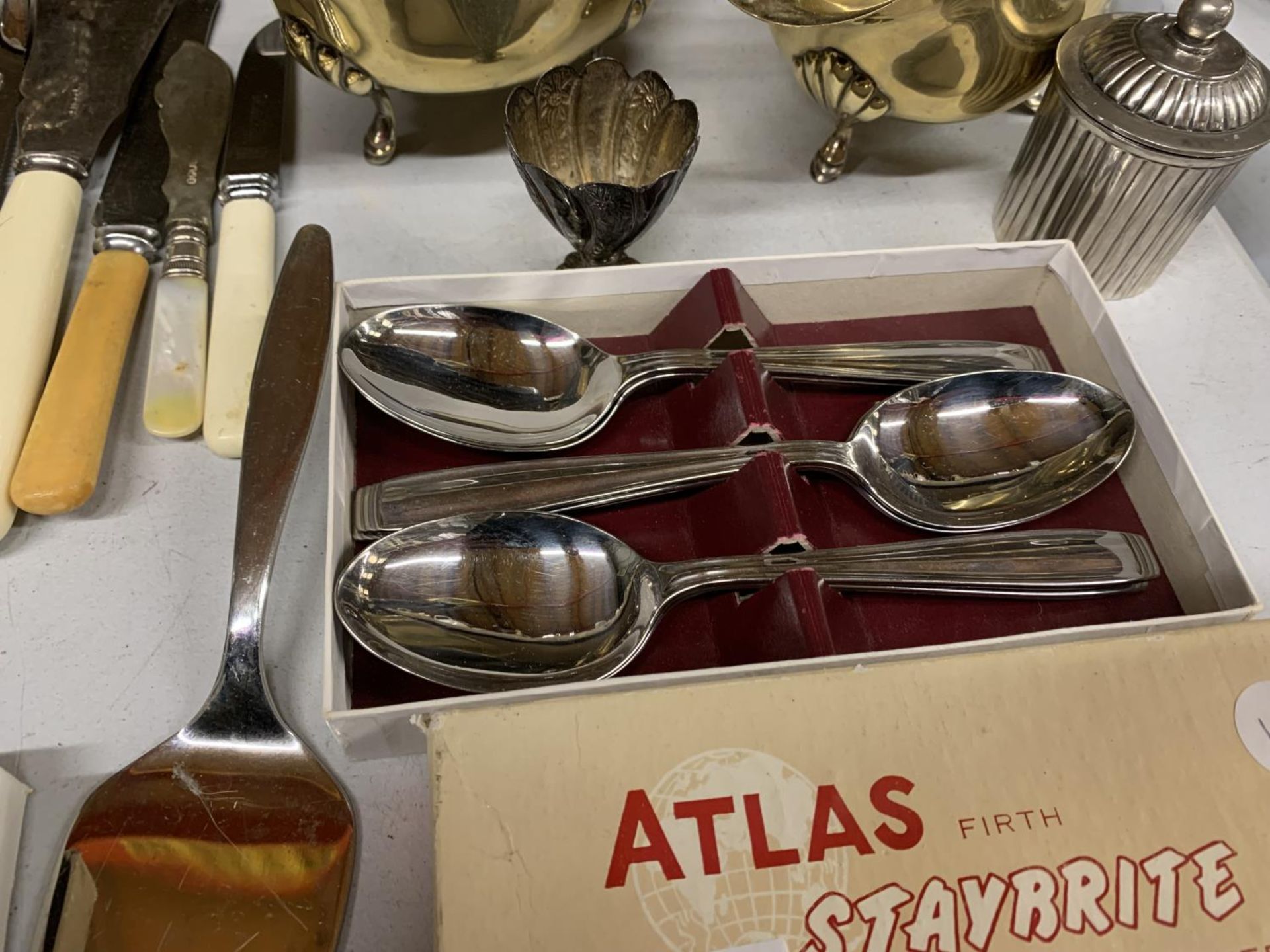 A QUANTITY OF SILVER PLATED ITEMS TO INCLUDE TRAYS, JUGS, BOXED FLATWARE, TONGS, ETC - Image 5 of 6