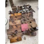 A LARGE COLLECTION OF VINTAGE WOOD PLANES AND MORTISE GAUGES ETC