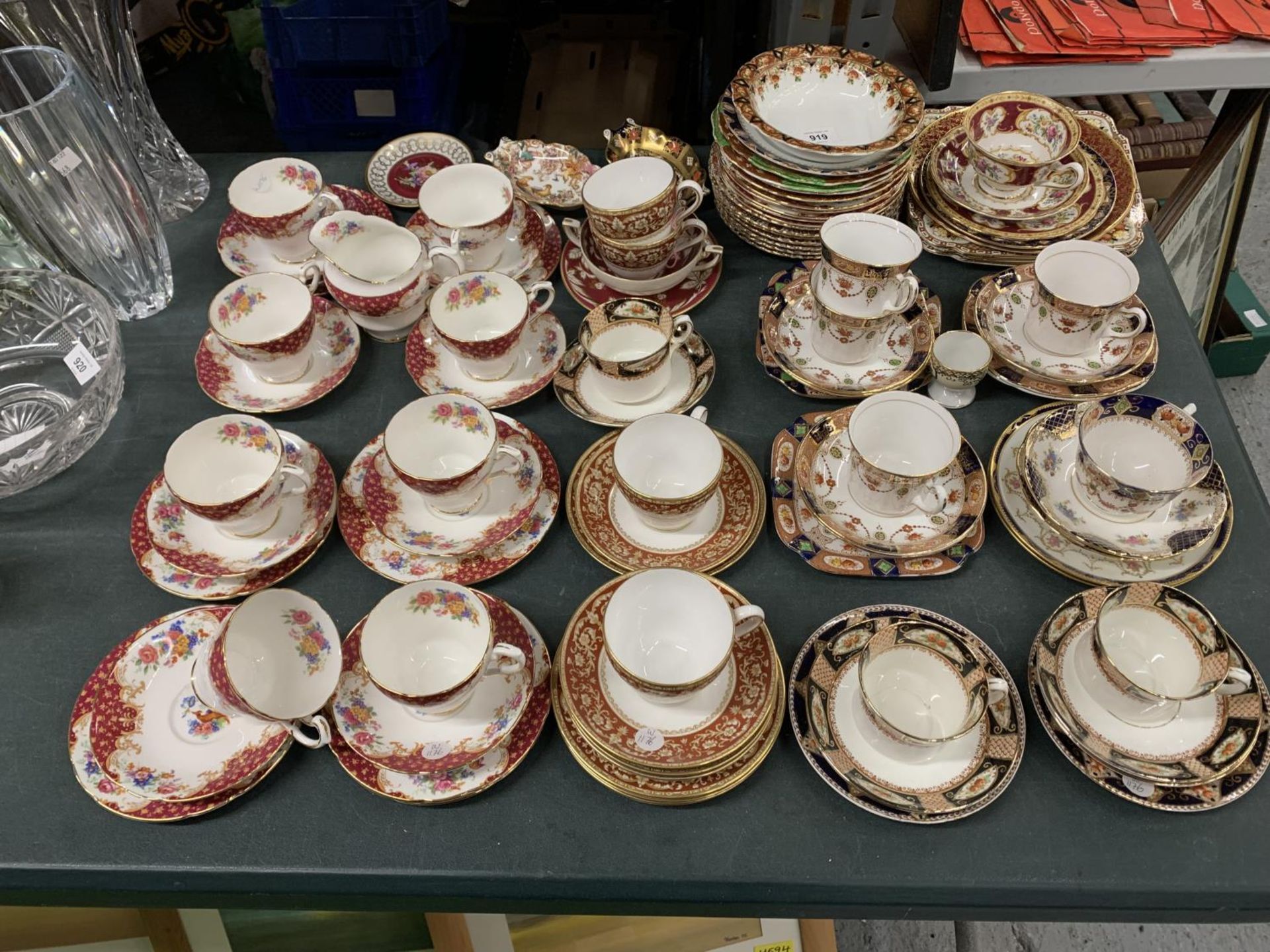 A QUANTITY OF CHINA CUPS, SAUCERS, PLATES, ETC TO INCLUDE PARAGON 'ROCKINGHAM', SPODE, ROYAL