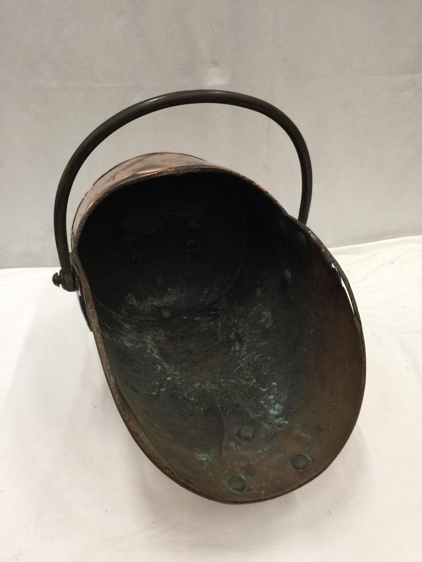 A LARGE VINTAGE COPPER COAL SCUTTLE - Image 5 of 5