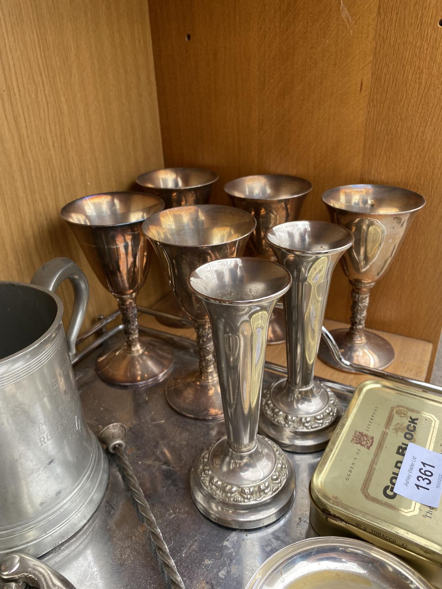 AN ASSORTMENT OF SILVER PLATE AND PEWTER ITEMS TO INCLUDE TANKARDS, GOBLETS AND BUD VASES ETC - Image 2 of 2