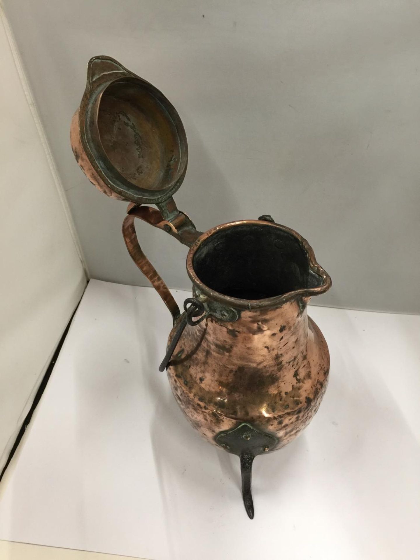 A VINTAGE COPPER POT WITH THREE IRON LEGS AND A HANDLE 34CM HIGH - Image 3 of 3