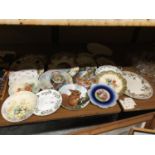 A QUANTITY OF CERAMICS TO INCLUDE COLLECTORS CABINET PLATES, ETC