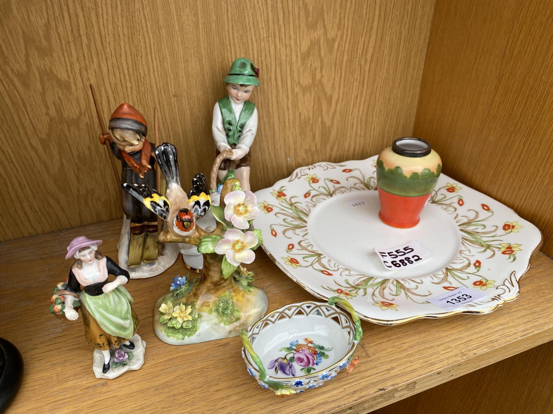 AN ASSORTMENT OF CERAMICS TO INCLUDE A PLATE AND VARIOUS FIGURES