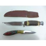 A FOLDING KNIFE, LENGTH OF BLADE 7.5CM, MULTI-COLOURED WOODEN GRIP, SCOUT KNIFE AND SCABBARD, LENGTH