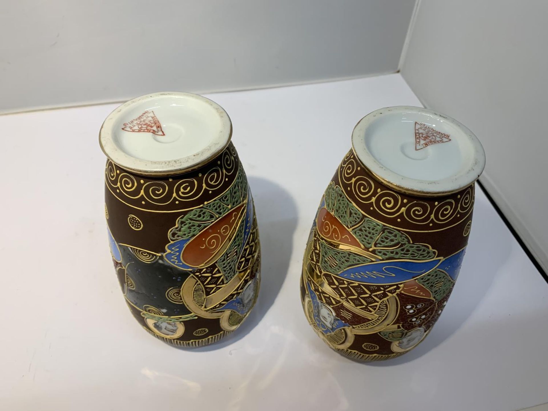 A PAIR OF SATSUMA VASES APPROXIMATE HEIGHT 7.25INCH - Image 5 of 5