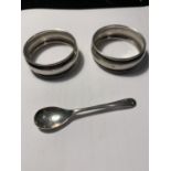 THREE HALLMARKED BIRMINGHAM SILVER ITEMS TO INCLUDE TWO NAPKIN RINGS AND A SALT SPOON