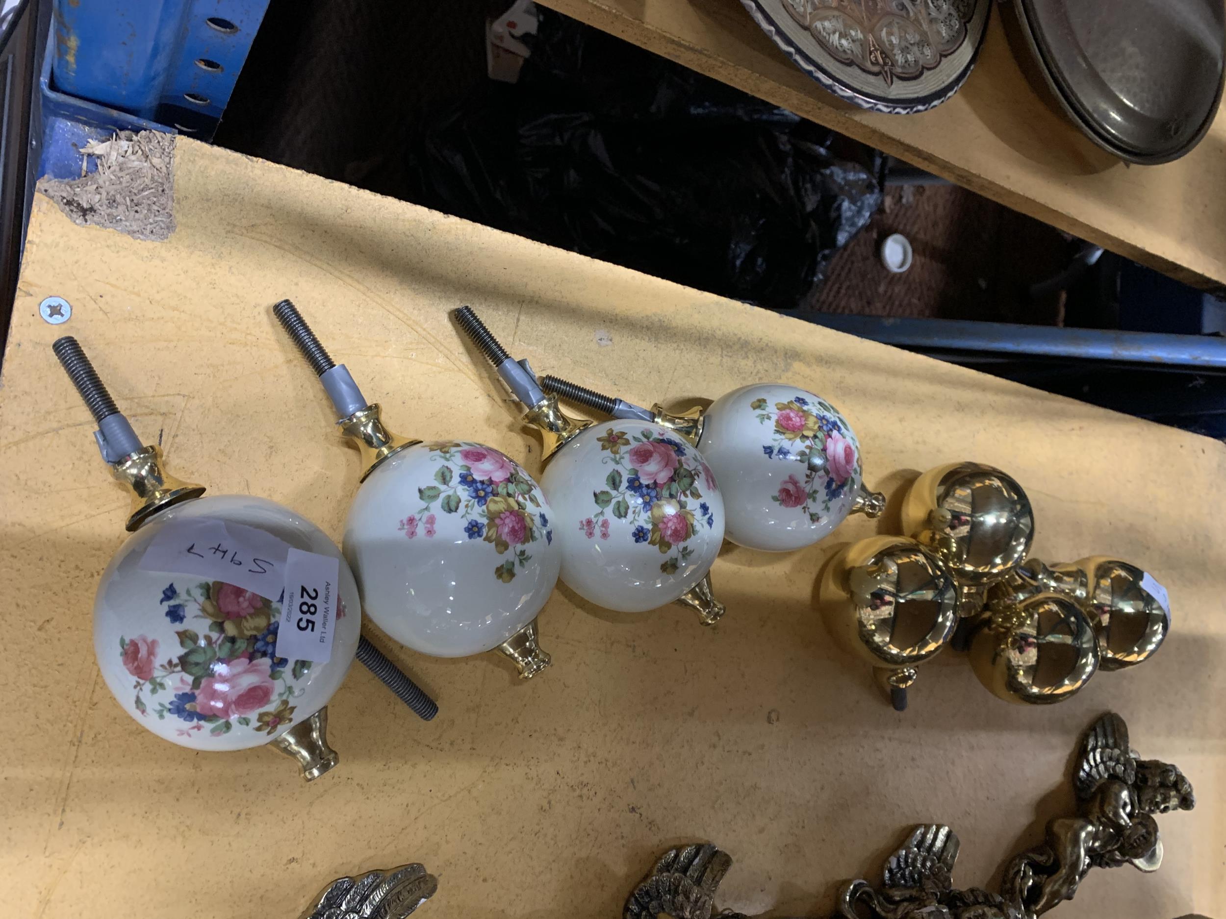 TWO SETS OF BED KNOBS TO INCLUDE BRASS AND FLORAL CERAMIC