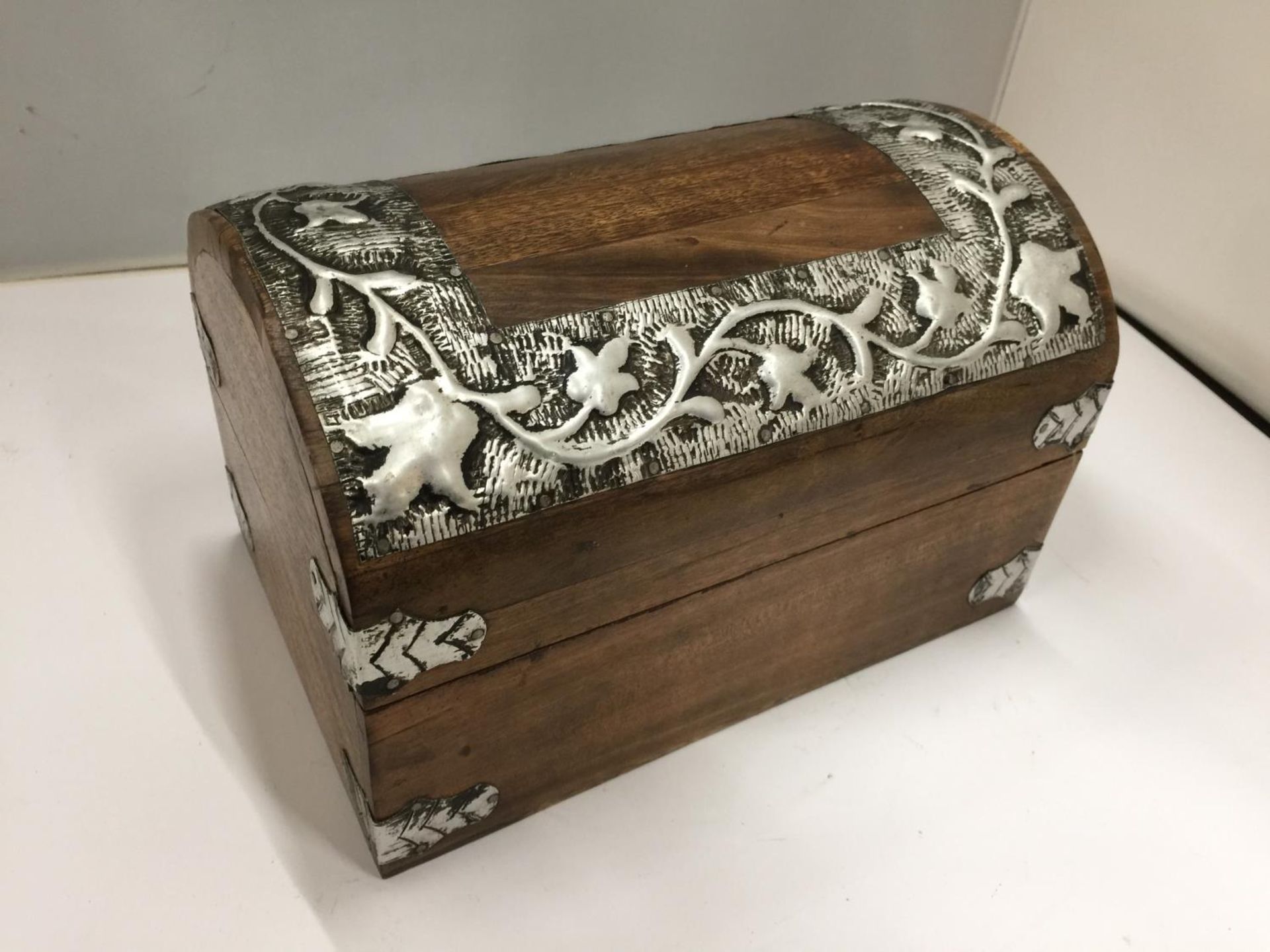 AN OAK DOMED TOP CHEST WITH WHITE METAL DECORATION 24CM X 16CM X 16CM