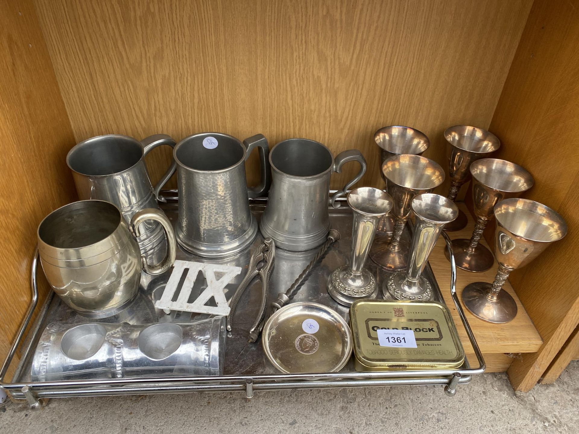 AN ASSORTMENT OF SILVER PLATE AND PEWTER ITEMS TO INCLUDE TANKARDS, GOBLETS AND BUD VASES ETC