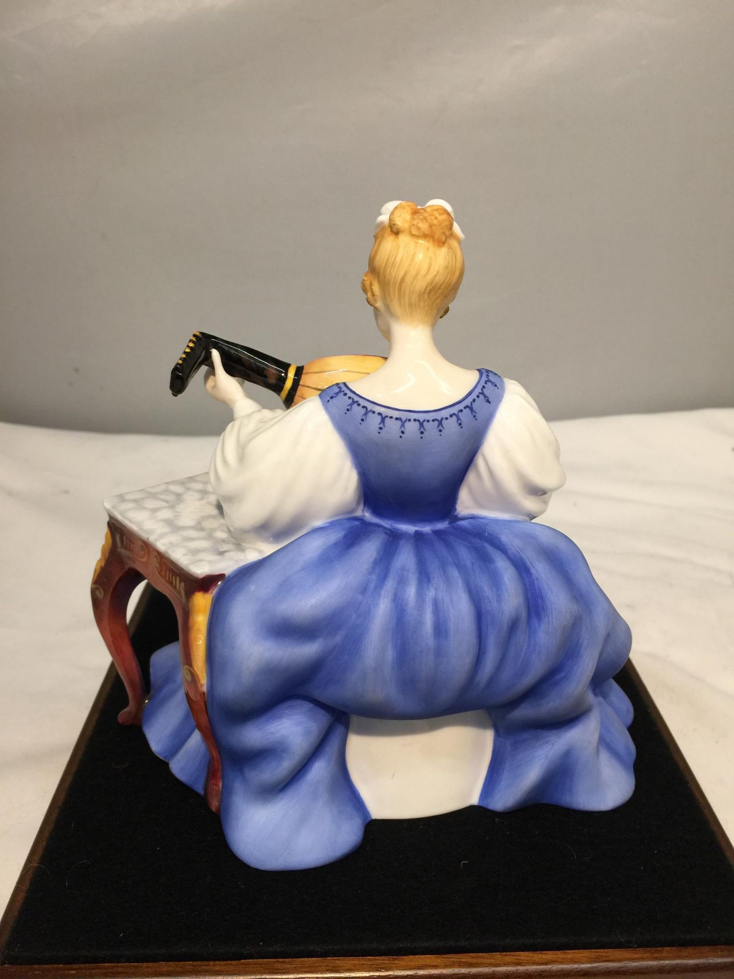 A ROYAL DOULTON FIGURINE, LUTE HN2431, MODELLED BY PEGGY DAVIES AS PART OF THE LADY MUSICIANS - Image 4 of 7