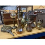 A COLLECTION OF BRASS AND COPPER WARE TO INCLUDE VESSELS AND JUGS, A LAMP WITH GLASS SHADE AND A SET