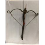A DECORATIVE WALL HANGING CROSSBOW AND ARROW WITH BRASS FEATURES