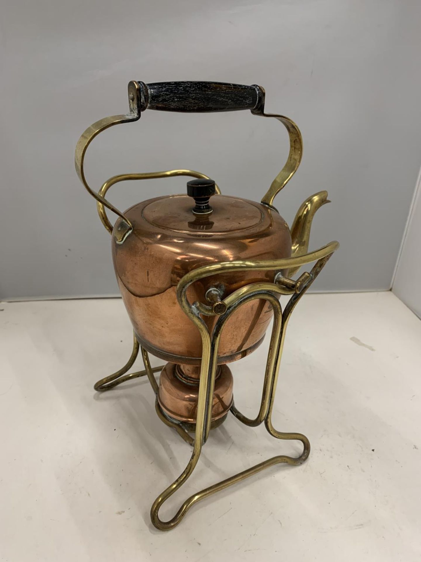 A BRASS AND COPPER SPIRIT KETTLE - Image 4 of 4