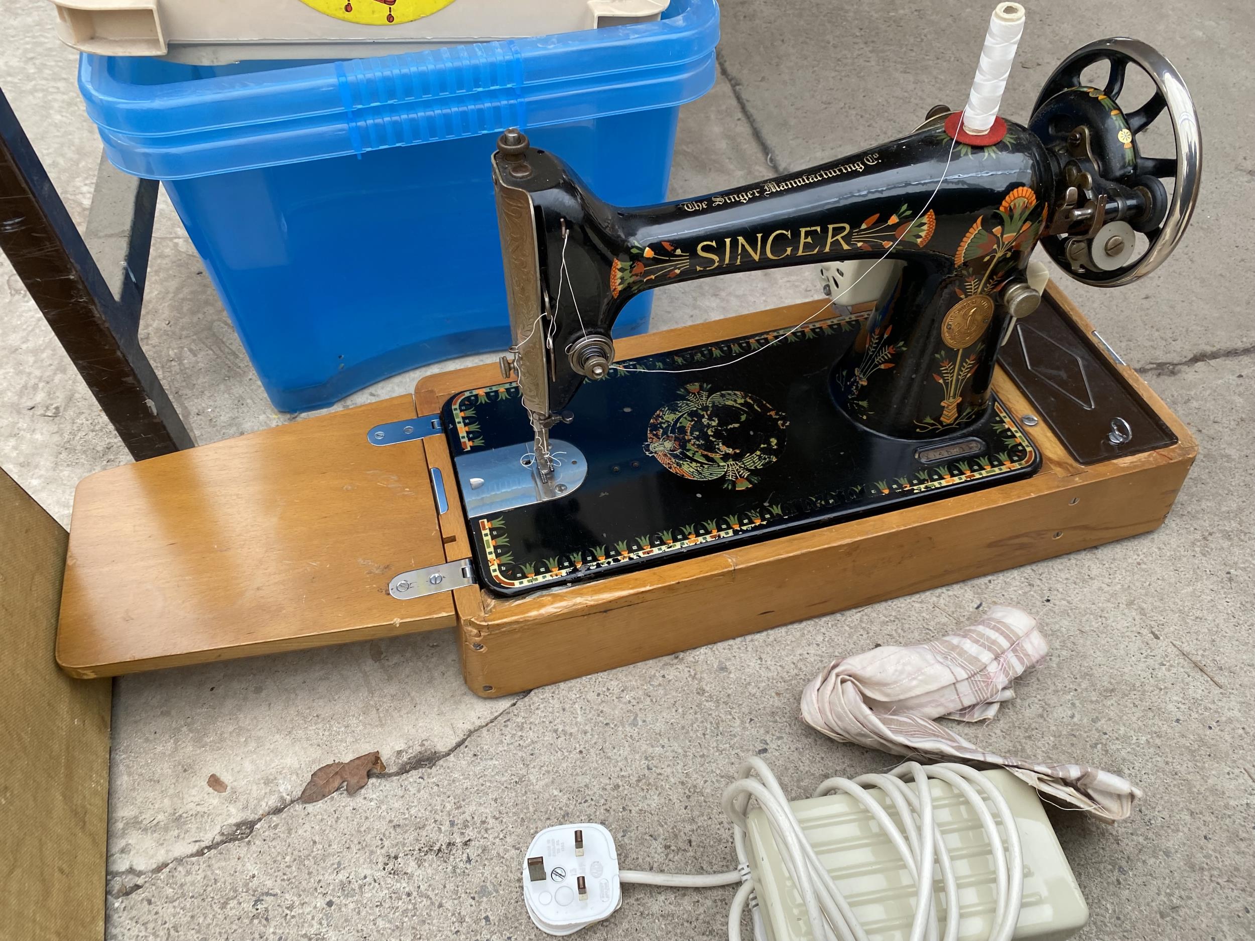 A RETRO SINGER SEWING MACHINE WITH FOOT PEDAL AND CARRY CASE - Image 5 of 5