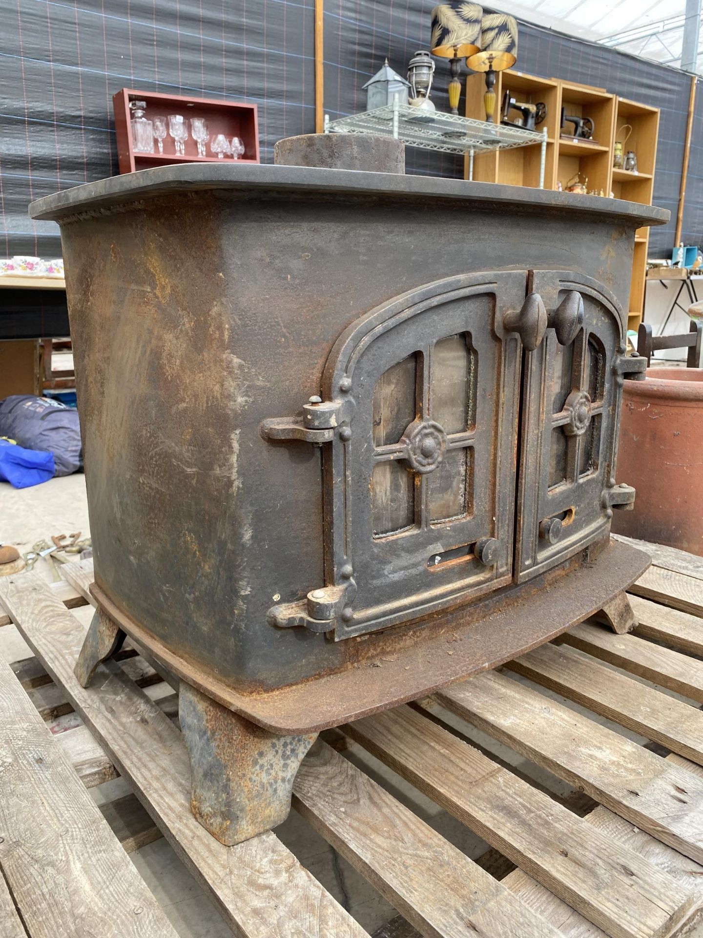 A VINTAGE CAST IRON LOG BURNER - Image 2 of 3