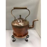 A LARGE VINTAGE COPPER KETTLE ON A COPPER TRIVET HEIGHT APPROX 32CM