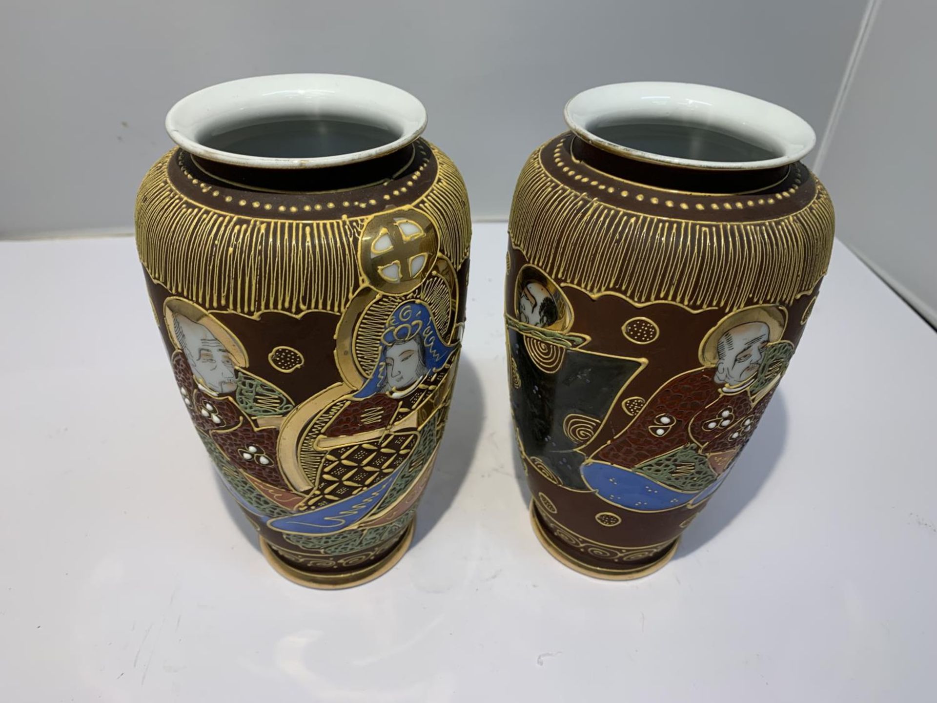 A PAIR OF SATSUMA VASES APPROXIMATE HEIGHT 7.25INCH - Image 2 of 5