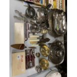 A QUANTITY OF SILVER PLATED ITEMS TO INCLUDE TRAYS, JUGS, BOXED FLATWARE, TONGS, ETC