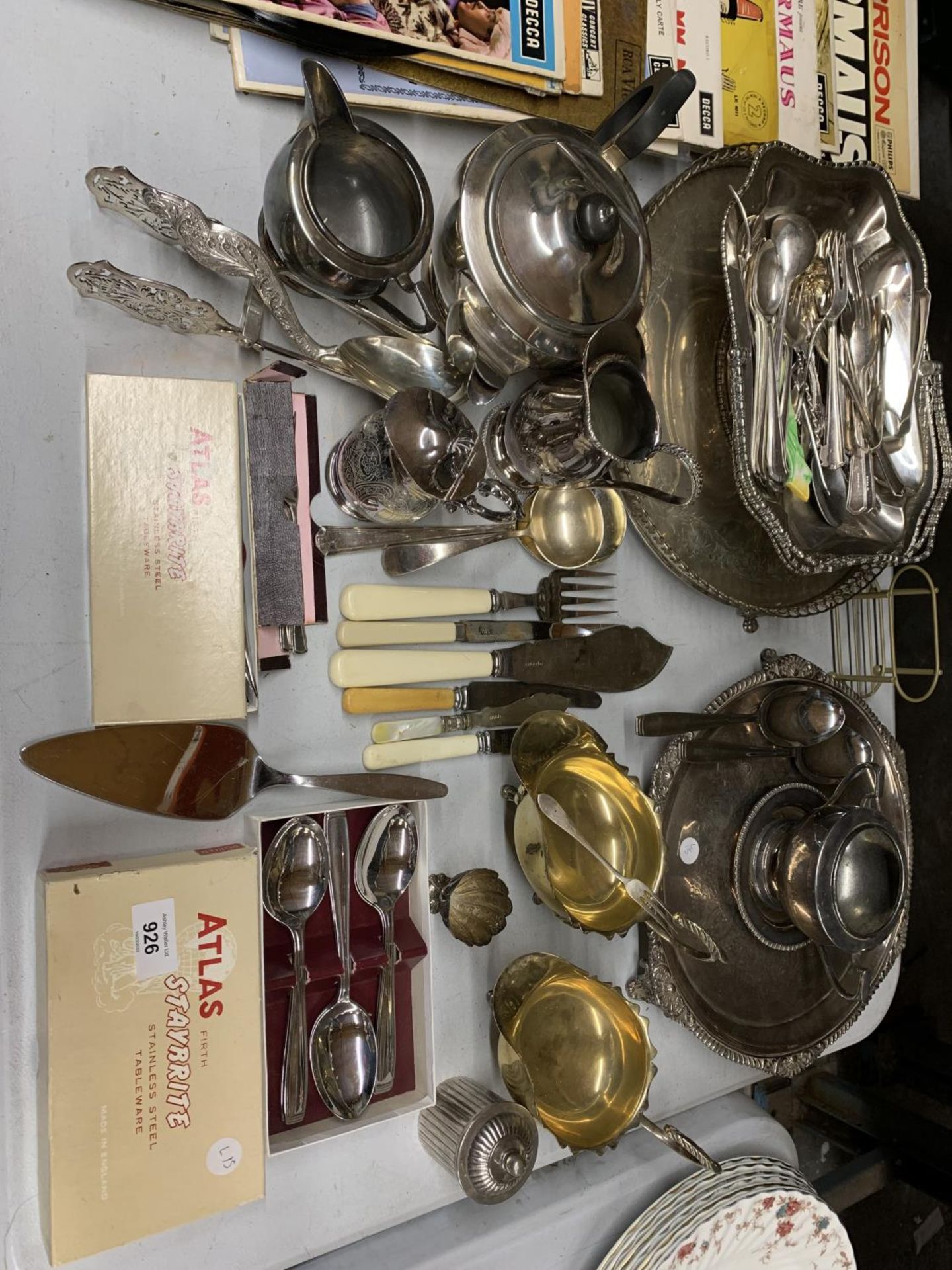 A QUANTITY OF SILVER PLATED ITEMS TO INCLUDE TRAYS, JUGS, BOXED FLATWARE, TONGS, ETC