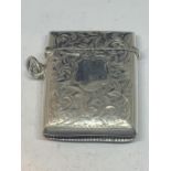 A HALLMARKED 1901 CHESTER SILVER VESTA CASE