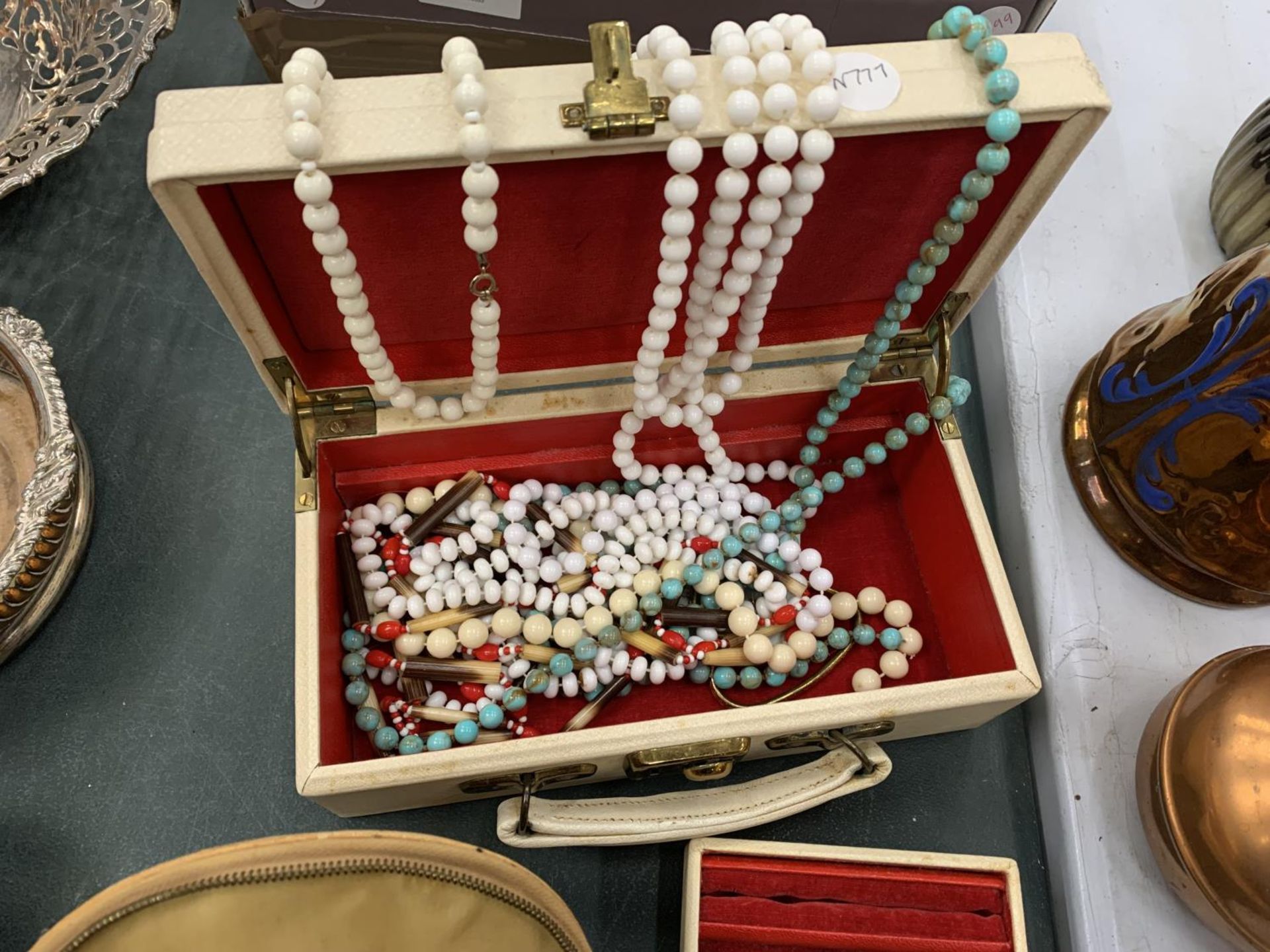 A CREAM JEWELLERY CASE ENCLOSING A NUMBER OF VINTAGE COSTUME JEWELLERY PIECES AND A SECOND CASE OF - Image 4 of 5