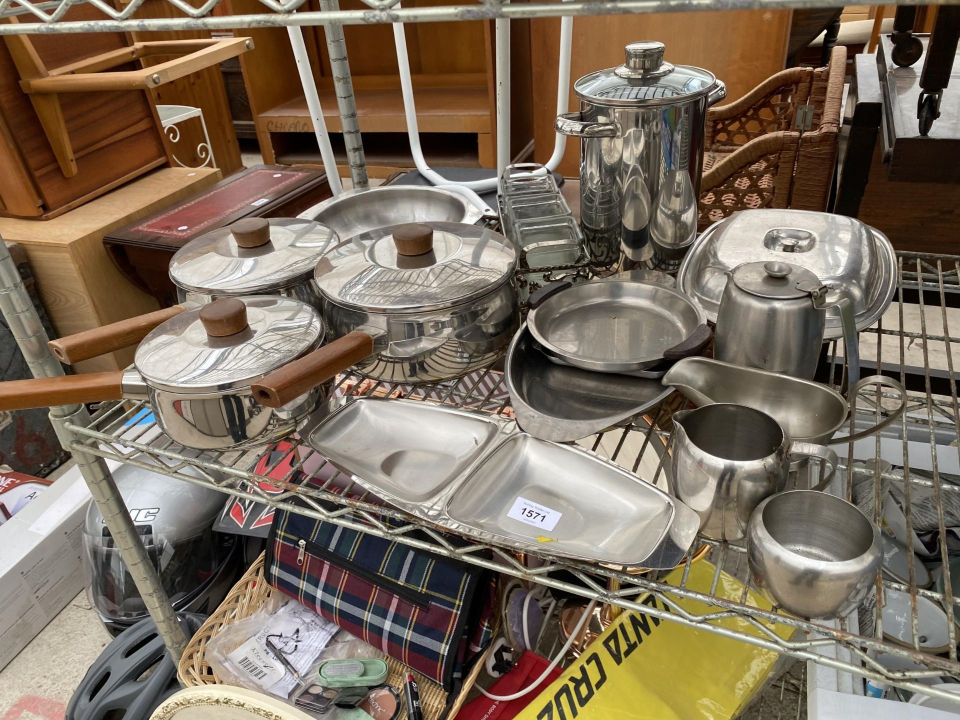 AN ASSORTMENT OF STAINLESS STEEL KITCHEN ITEMS TO INCLUDE PANS, TRAYS AND COFFEE POTS ETC
