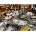 AN ASSORTMENT OF STAINLESS STEEL KITCHEN ITEMS TO INCLUDE PANS, TRAYS AND COFFEE POTS ETC