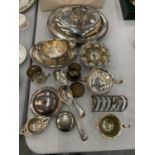 A SELECTION OF SILVER PLATED ITEMS TO INCLUDE AN ATKIN BROTHERS LIDDED SERVING DISH, A WALKER AND