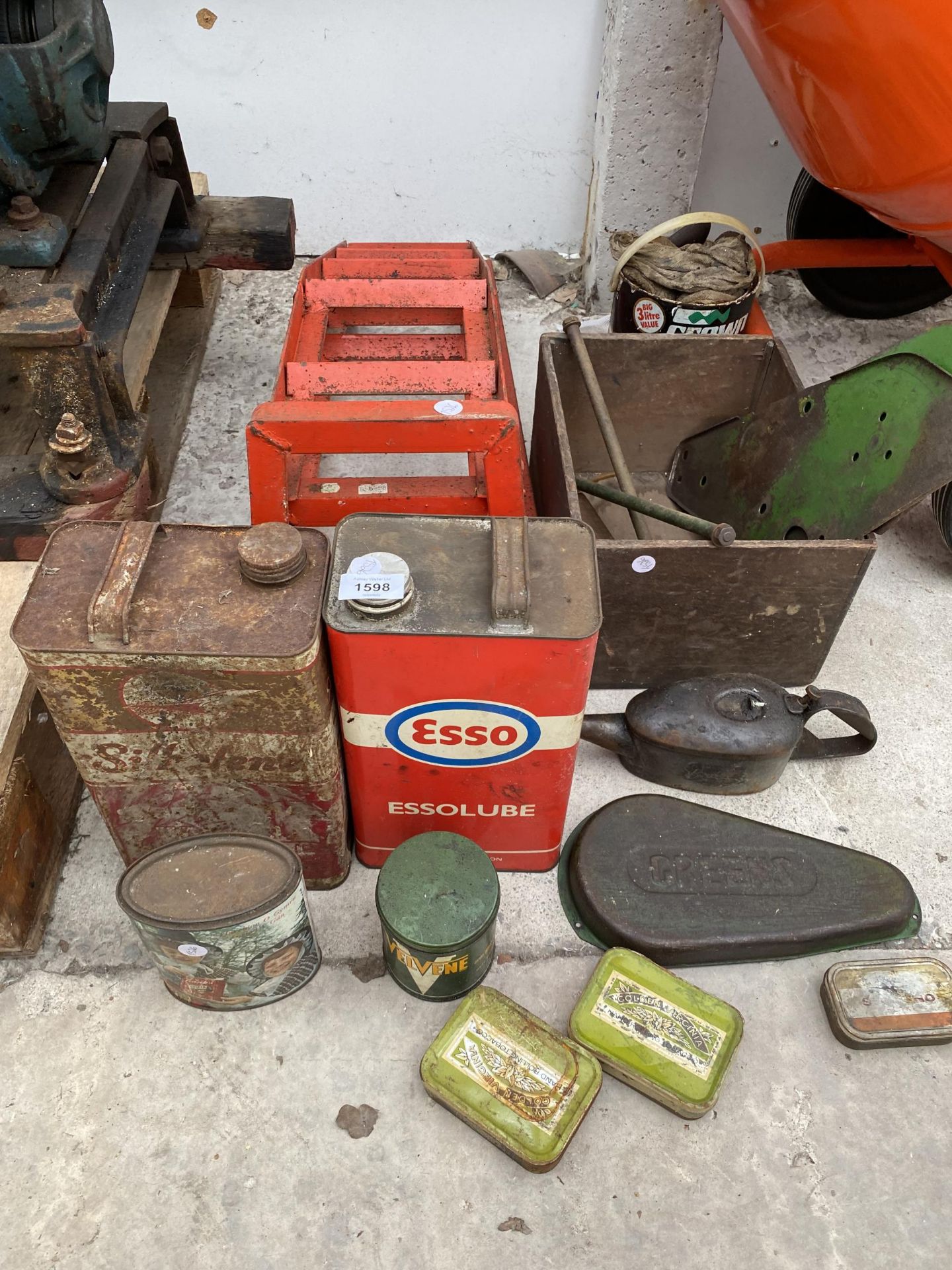 AN ASSORTMENT OF VINTAGE ITEMS TO INCLUDE AN ESSO OIL DRUM, CAR RAMPS AND PUMP ACTION OIL CAN ETC