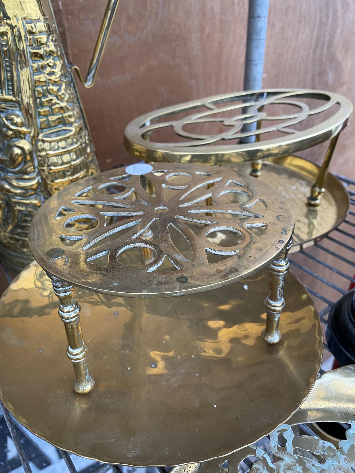 A LARGE QUANTITY OF BRASS ITEMS TO INCLUDE TRIVET STANDS, JUGS AND KETTLES ETC - Image 4 of 5