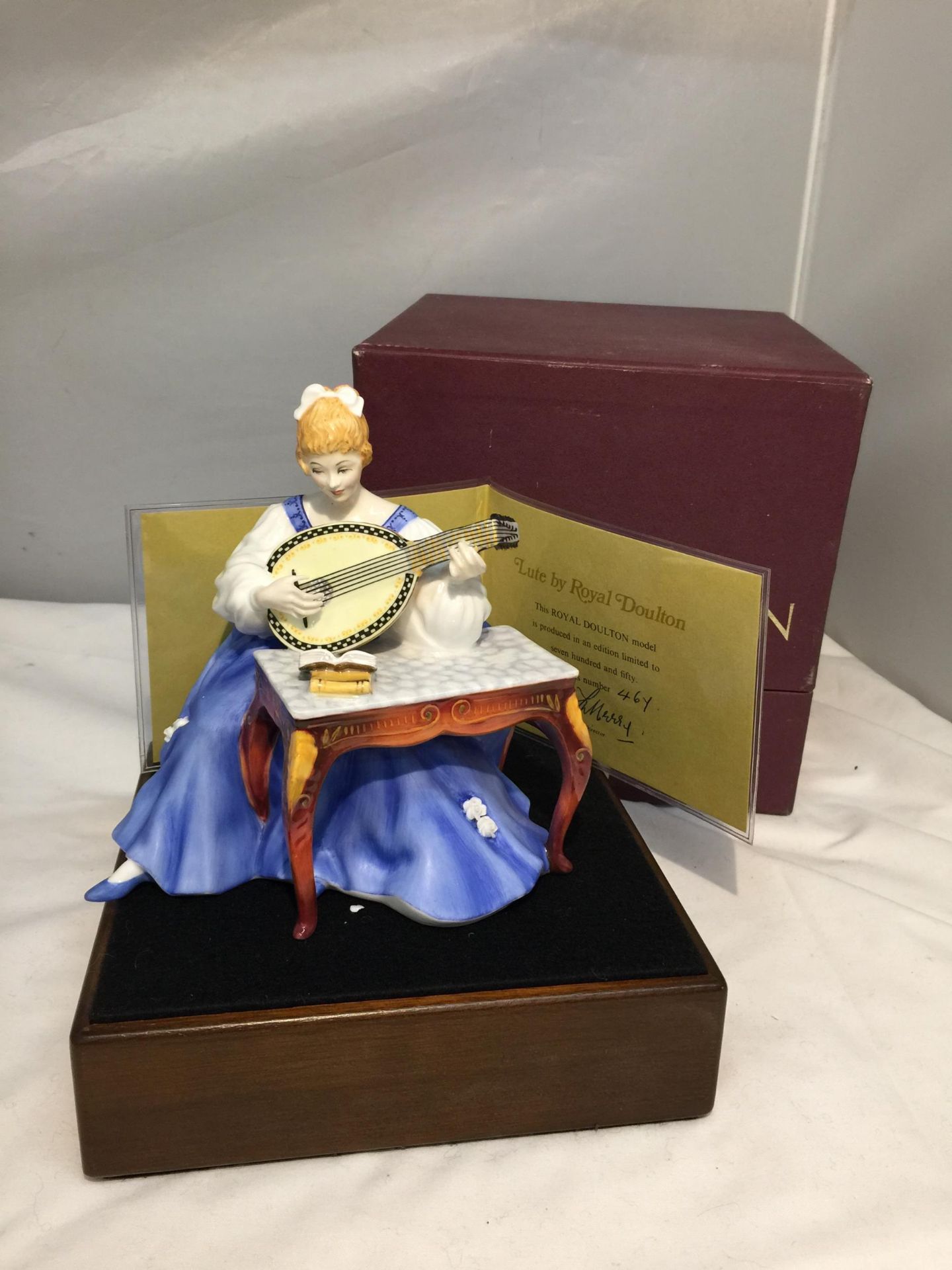 A ROYAL DOULTON FIGURINE, LUTE HN2431, MODELLED BY PEGGY DAVIES AS PART OF THE LADY MUSICIANS