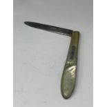 A FRUIT KNIFE WITH A HALLMARKED SHEFFIELD BLADE AND A MOTHER OF PEARL HANDLE