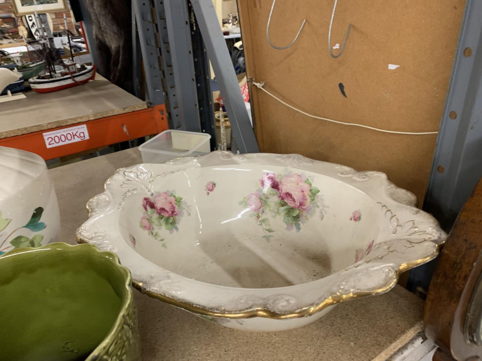 A FLORAL PATTERNED LUSTRE PLANTER WASH BOWL AND JUG AND GREEN PLANTER - Image 3 of 3