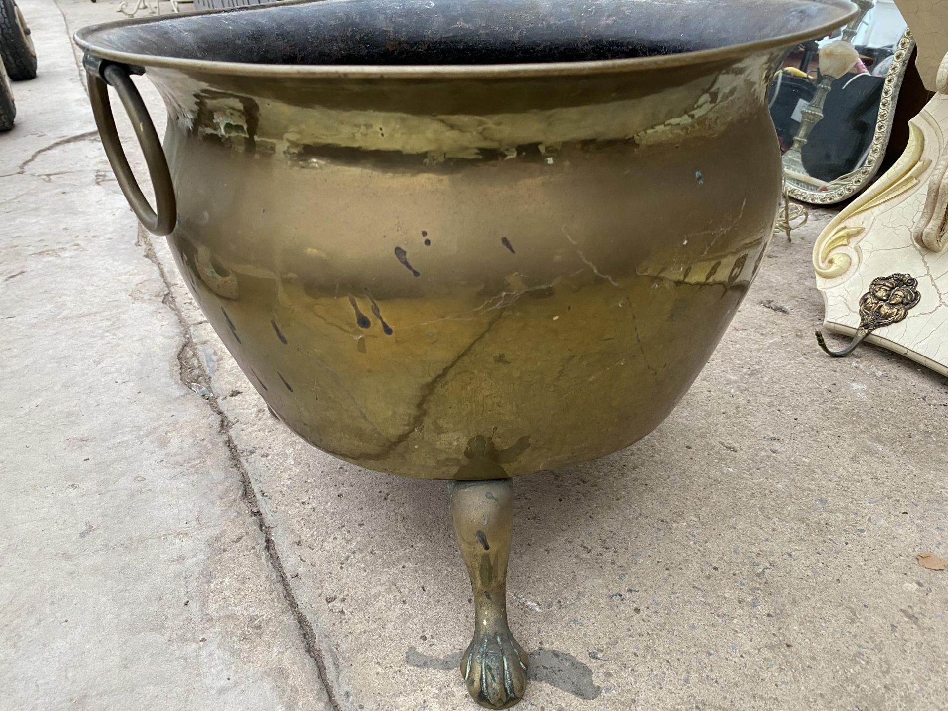 A LARGE VINTAGE BRASS COAL BUCKET ON LION PAW FEET - Image 4 of 4