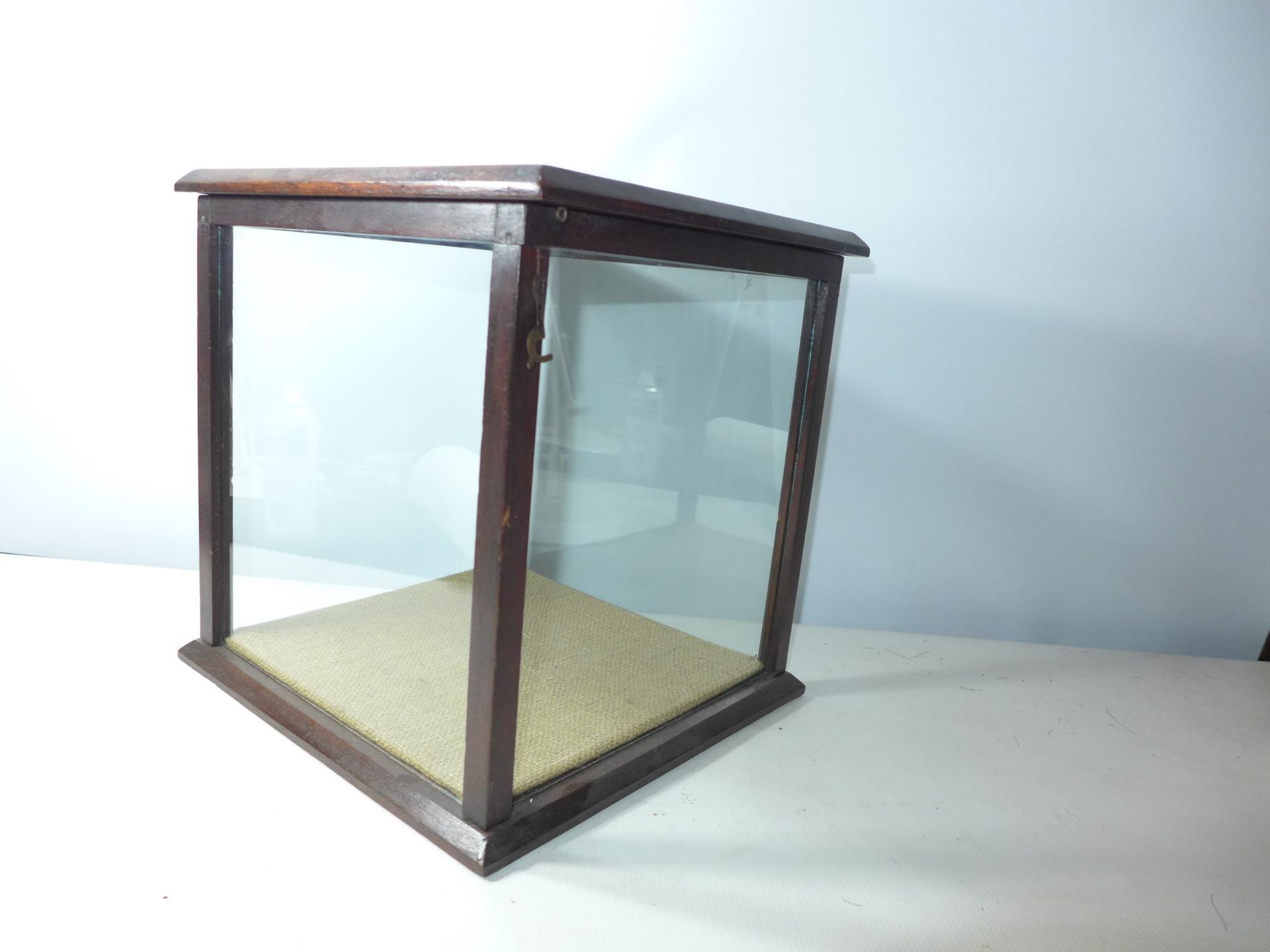 A WOOD GLAZED DISPLAY CASE WITH LIFT UP LID, 33 X 32.5CM, HEIGHT 34.CM - Image 3 of 3