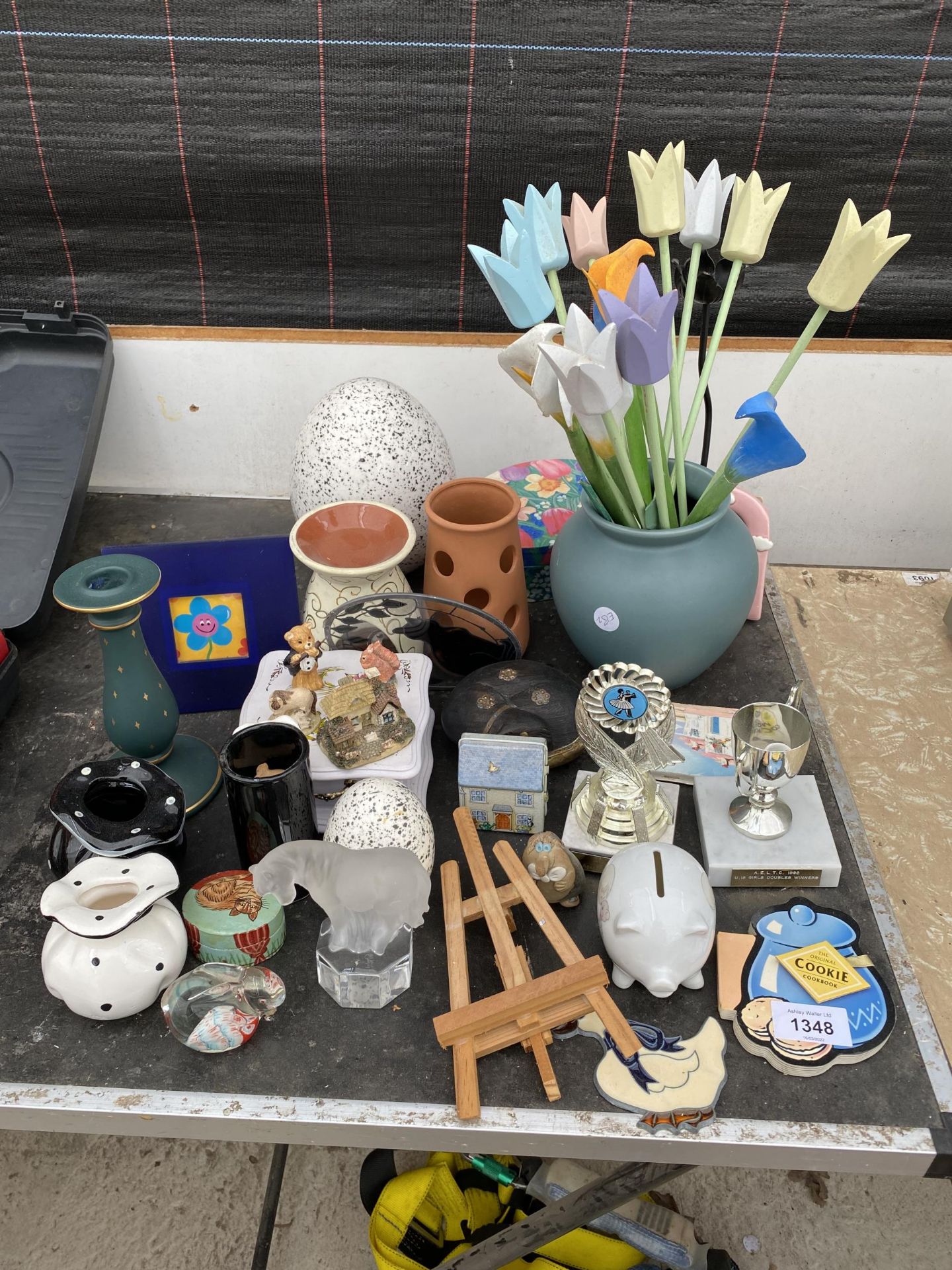 AN ASSORTMENT OF ITEMS TO INCLUDE CANDLE STICKS, A VASE AND FURTHER CERAMICS ETC