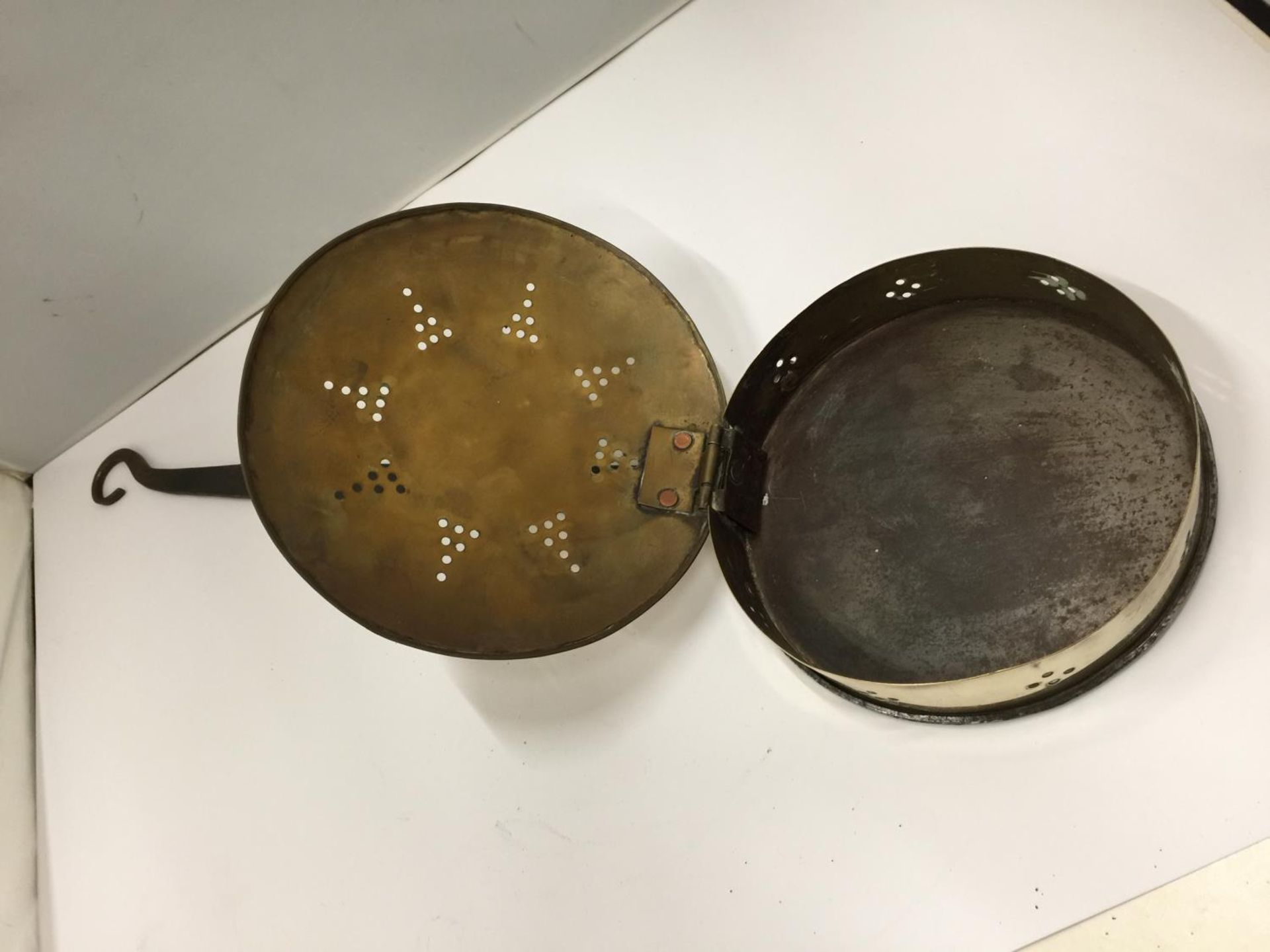 A BRASS CHESTNUT ROASTING PAN WITH CAST HANDLE - Image 4 of 5