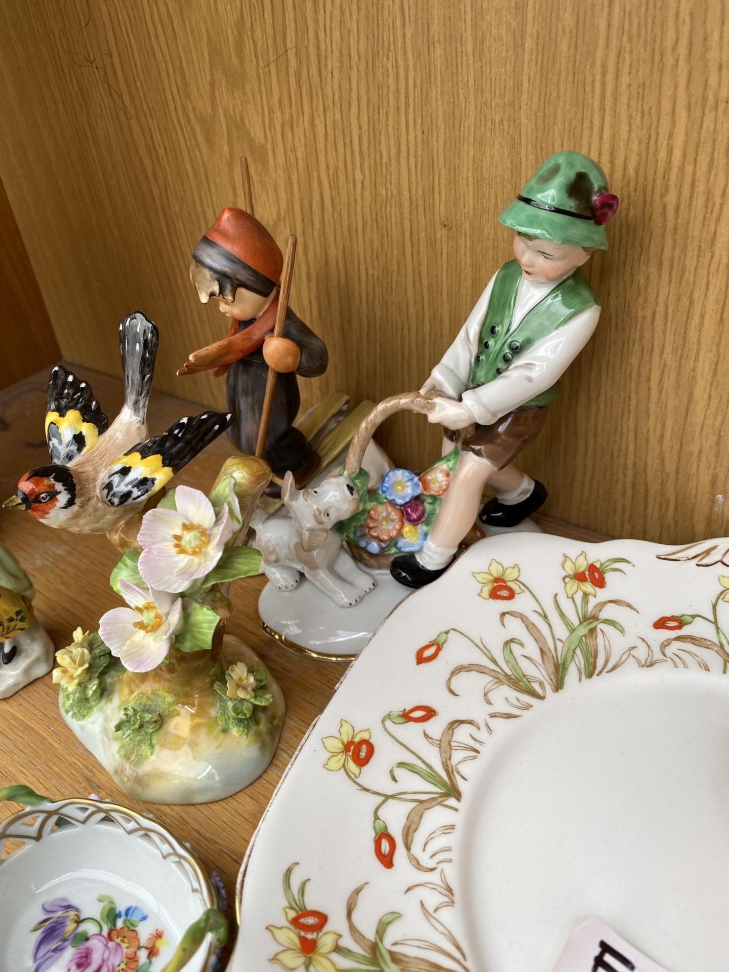 AN ASSORTMENT OF CERAMICS TO INCLUDE A PLATE AND VARIOUS FIGURES - Image 2 of 2