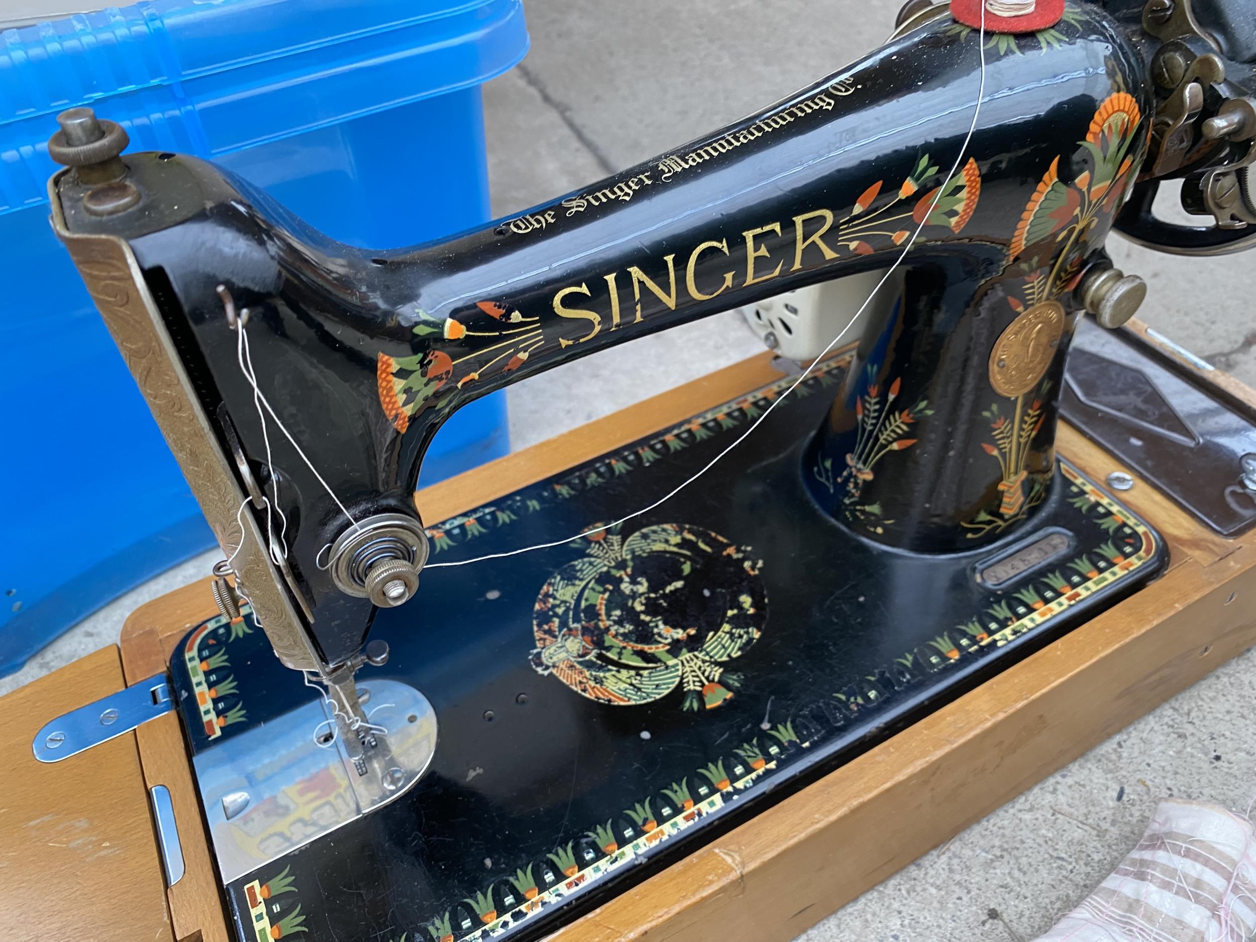 A RETRO SINGER SEWING MACHINE WITH FOOT PEDAL AND CARRY CASE - Image 4 of 5
