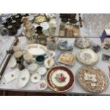 A LARGE QUANTITY OF MIXED CERAMICS TO INCLUDE CABINET PLATES, FIGURES AND TRINKET DISHES