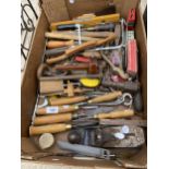 A LARGE ASSORTMENT OF VINTAGE HAND TOOLS TO INCLUDE CHISELS, A BRACE DRILL AND SAWS ETC