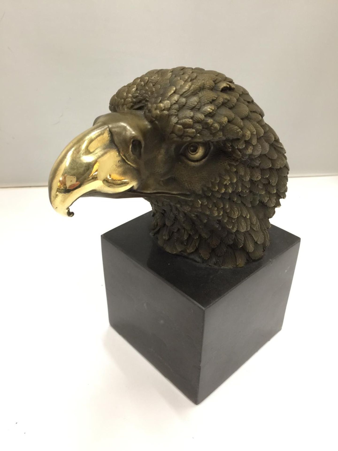 A BRONZE AMERICAN EAGLE BUST ON A MARBLE BASE HEIGHT 21CM - Image 4 of 4