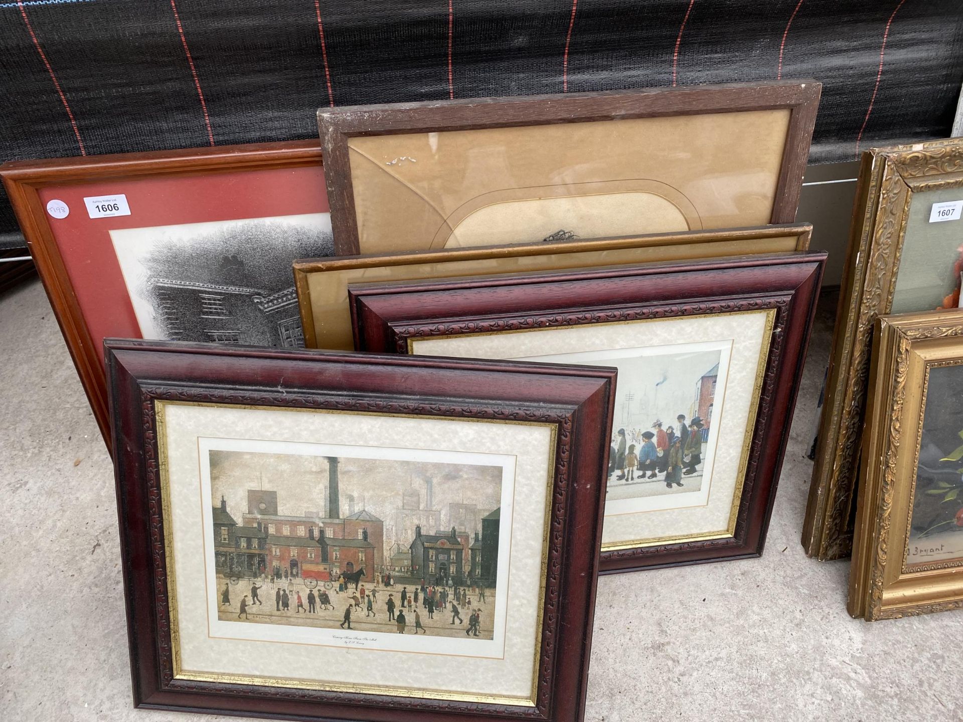 AN ASSORTMENT OF FRAMED PRINTS AND PICTURES