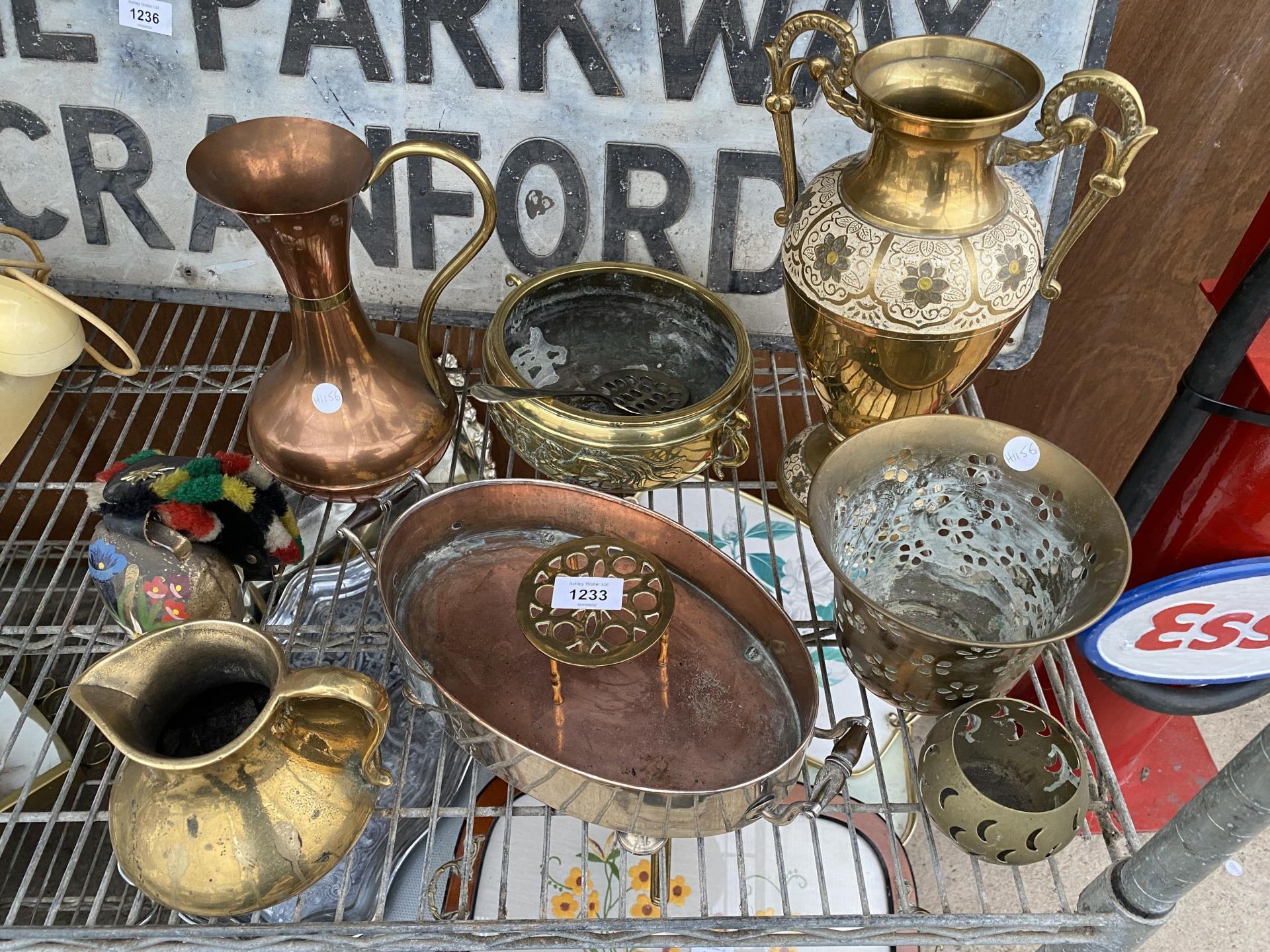 AN ASSORTMENT OF BRASS AND COPPER ITEMS TO INCLUDE JUGS, TRIVET STANDS AND DISHES ETC