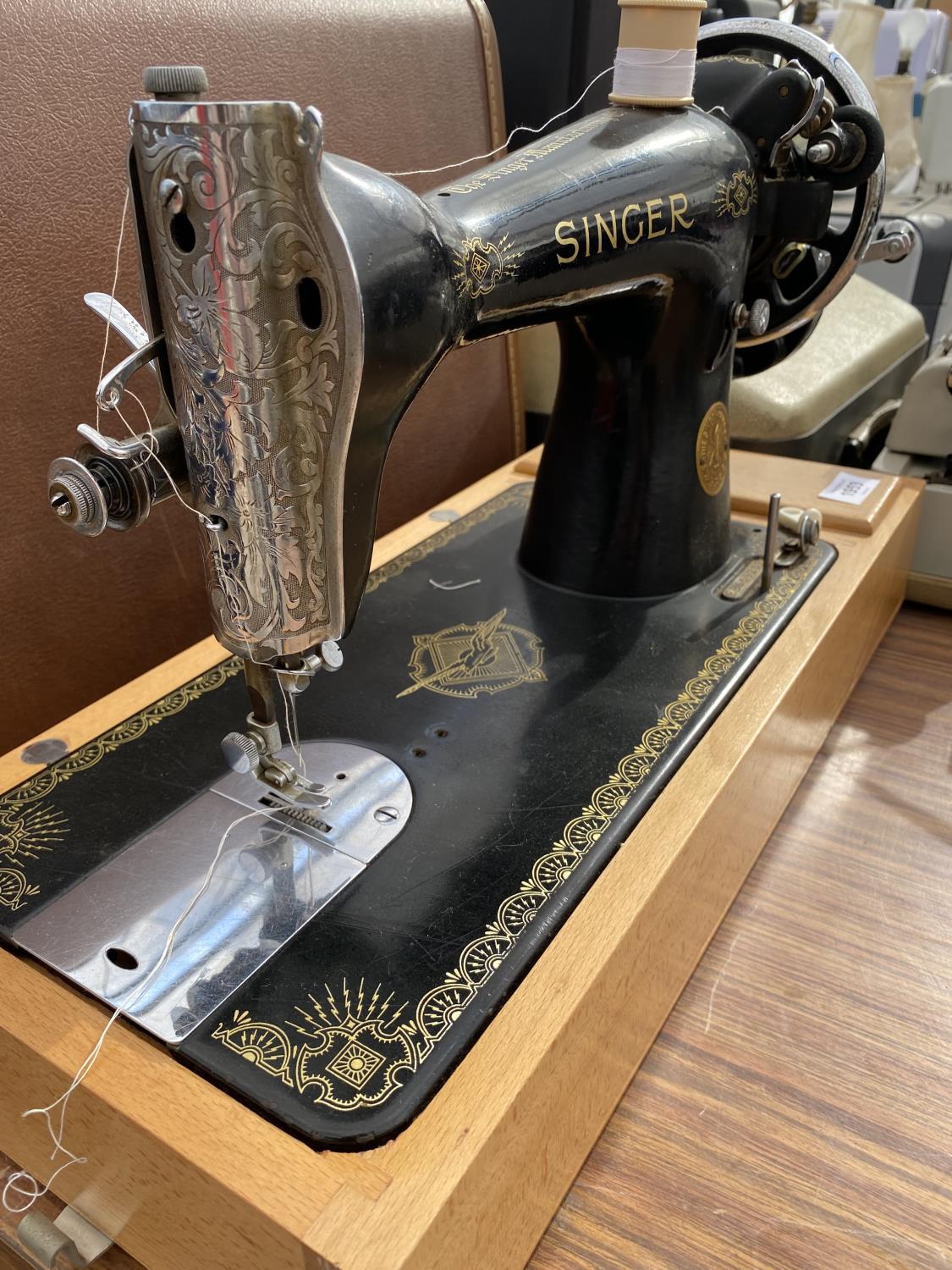 A VINTAGE SINGER SEWING MACHINE WITH CARRY CASE - Image 3 of 5