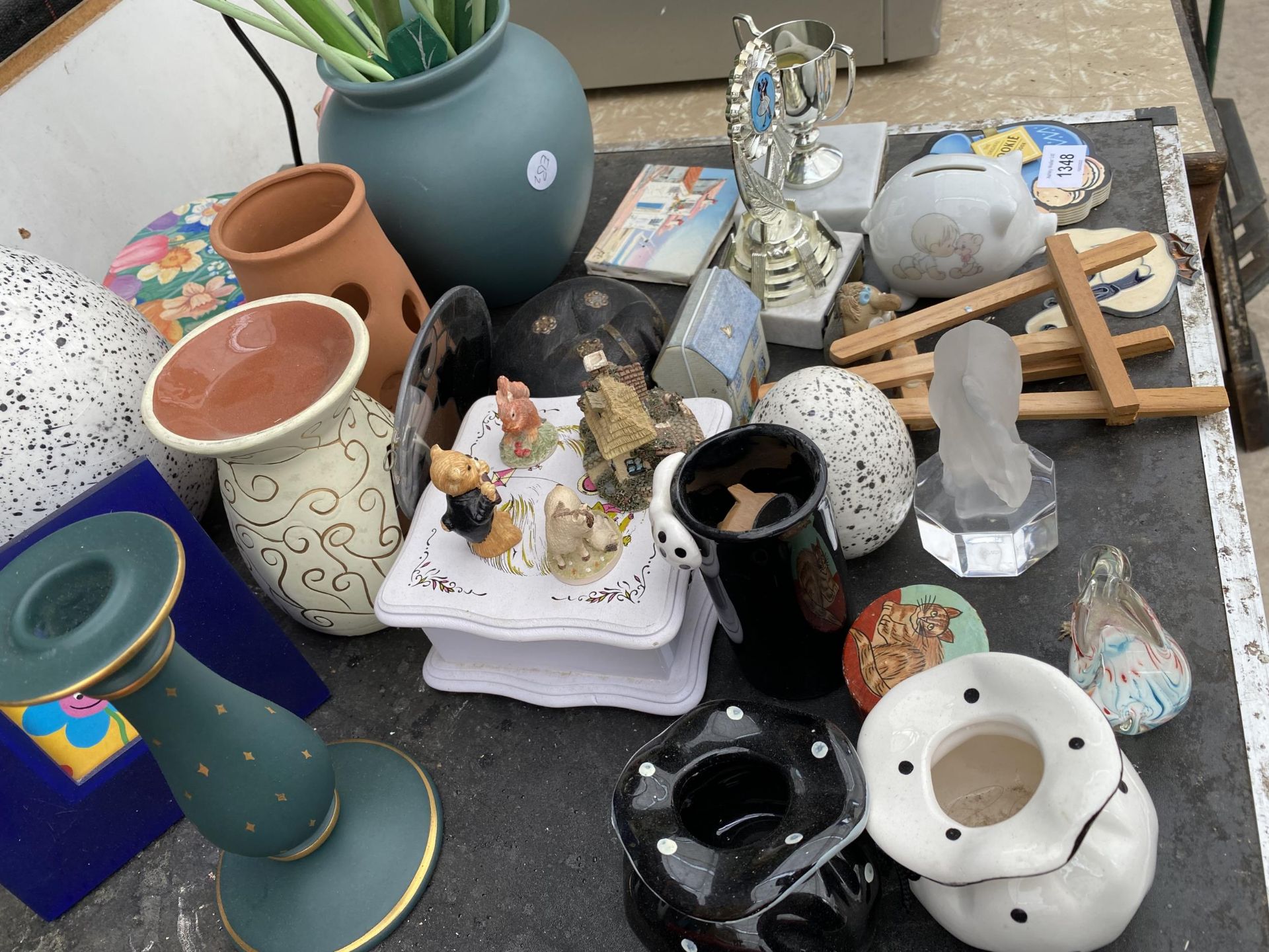 AN ASSORTMENT OF ITEMS TO INCLUDE CANDLE STICKS, A VASE AND FURTHER CERAMICS ETC - Image 2 of 2
