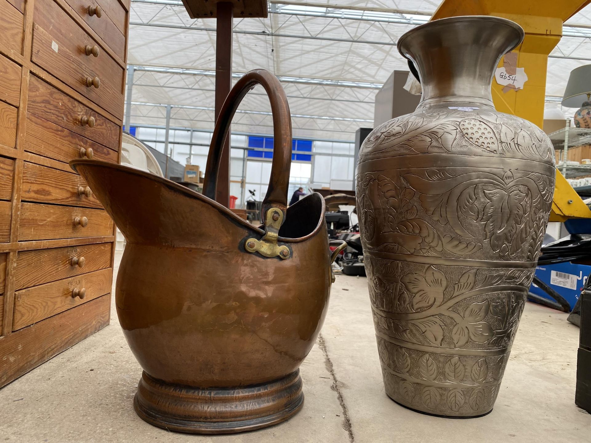 A LARGE COPPER COAL BUCKET AND A LARGE METAL VASE - Image 2 of 4